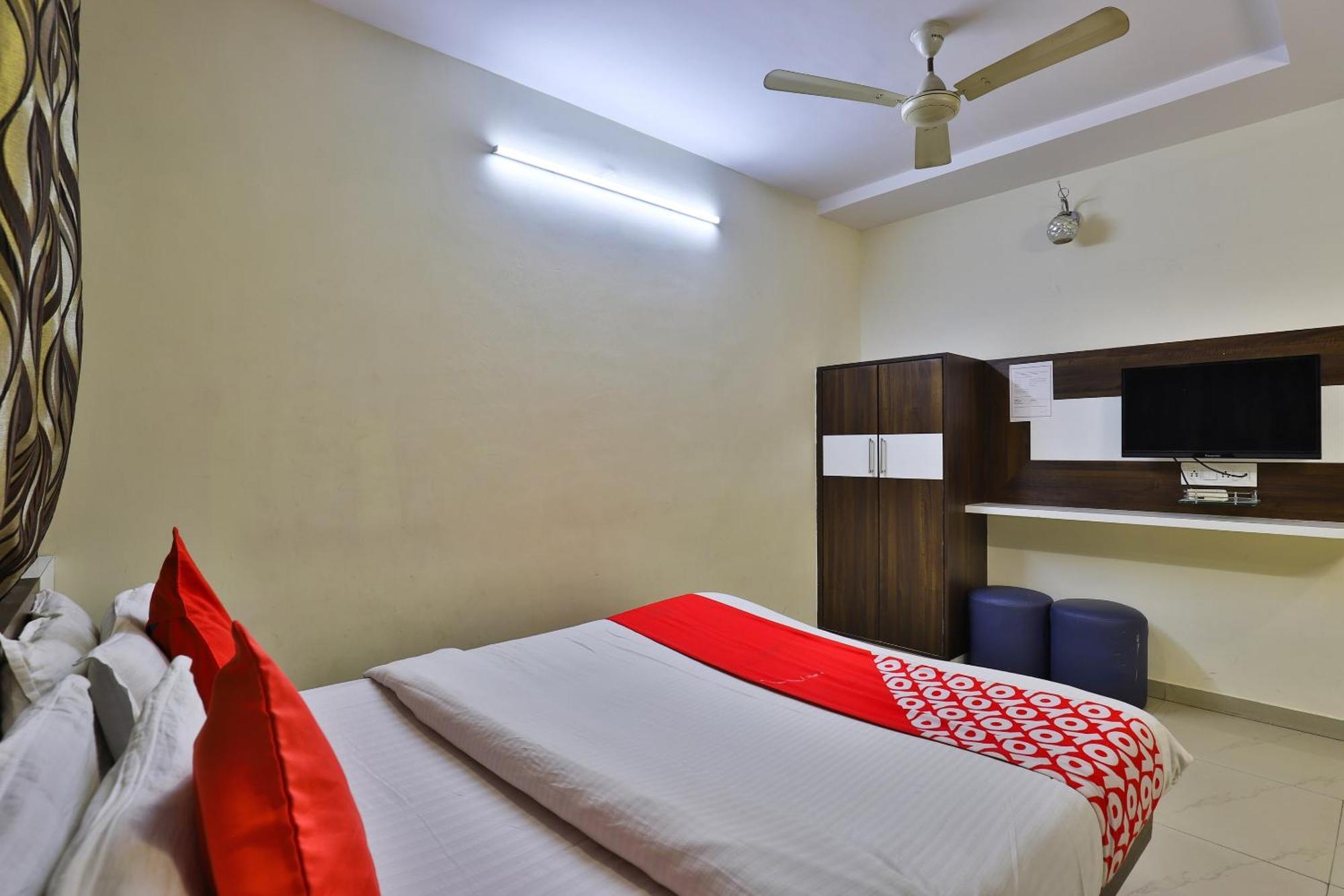 Hotel OYO 3649 Thaltej Ahmedabad Exterior foto