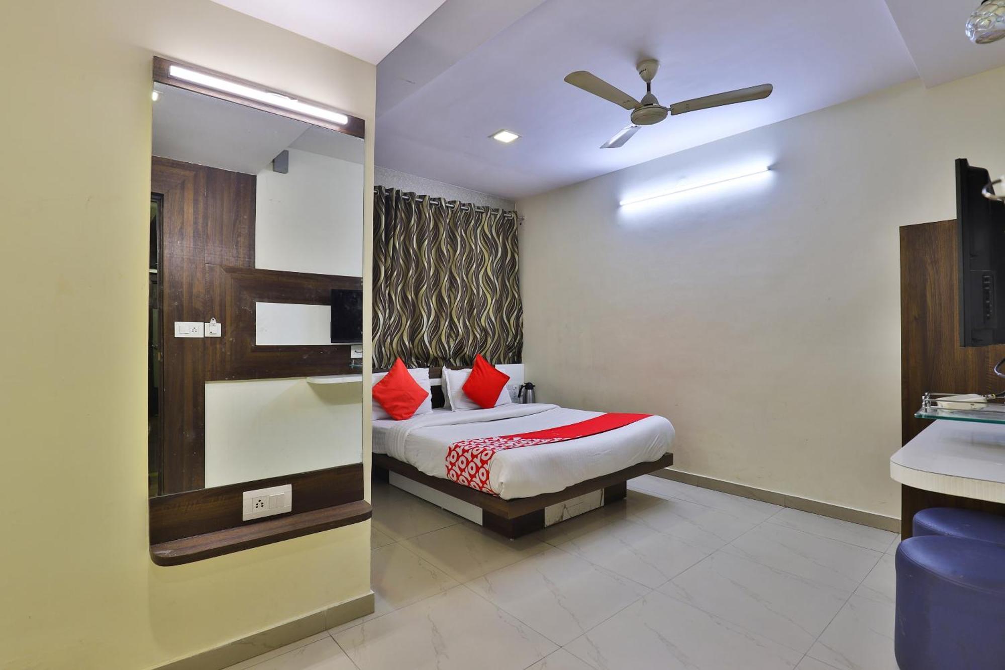 Hotel OYO 3649 Thaltej Ahmedabad Exterior foto