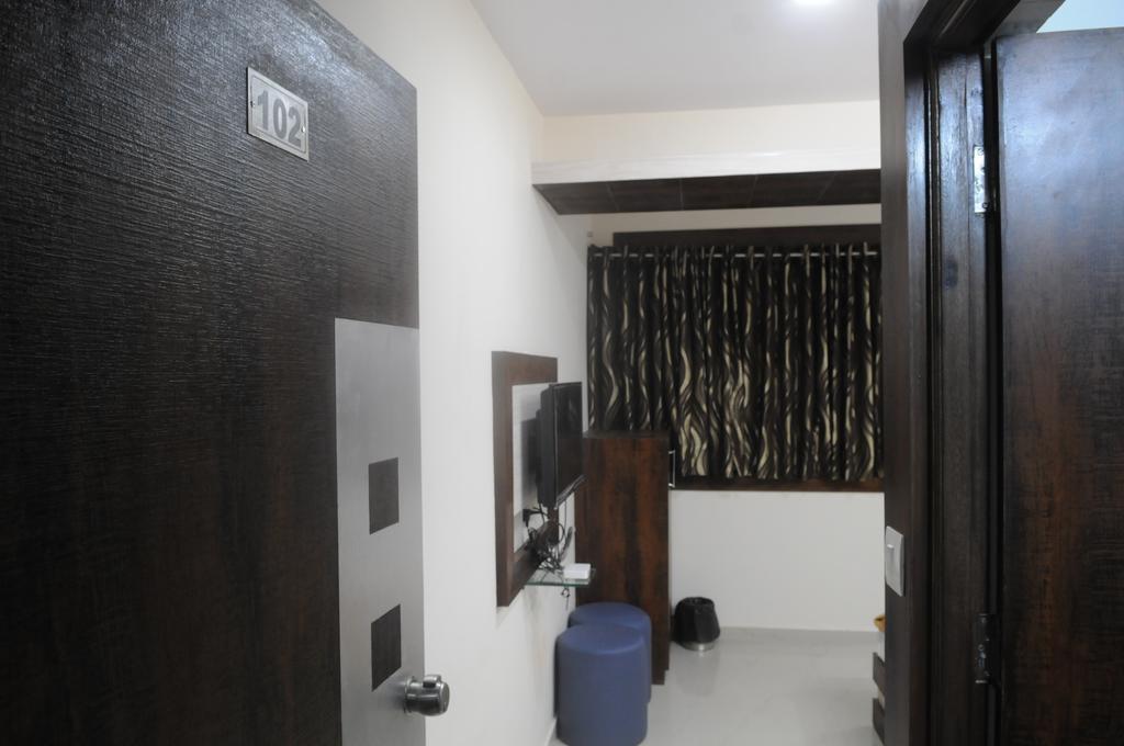 Hotel OYO 3649 Thaltej Ahmedabad Zimmer foto