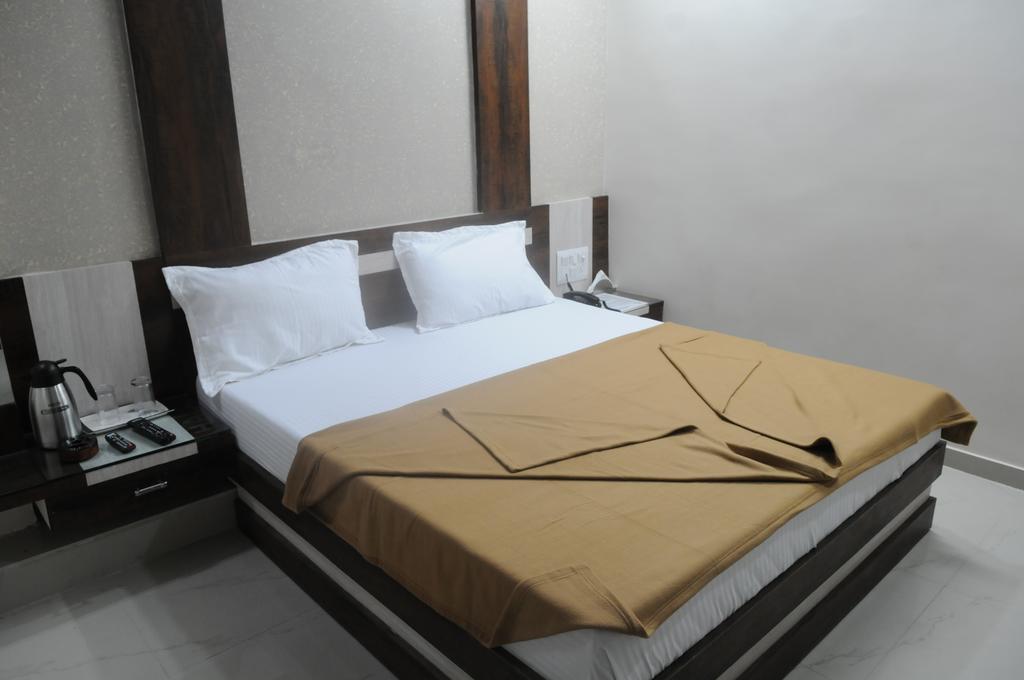 Hotel OYO 3649 Thaltej Ahmedabad Zimmer foto